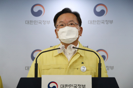 김부겸 국무총리가 2일 정부서울청사 브리핑실에서 주말에 예정된 민노총의 전국노동자대회 자제를 요청하는 대국민담화를 발표하고 있다.   연합뉴스